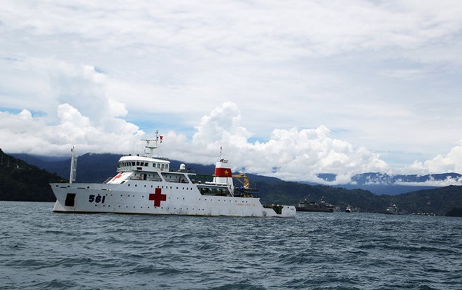 
Tàu bệnh viện 561 trong đội hình duyệt binh tàu quốc tế tại cảng Padang, Indonesia
