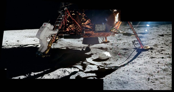 
Nhà du hành Buzz Aldrin chuẩn bị đi bước đầu tiên trên Mặt Trăng.
