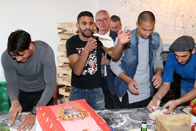 Leonardo Ulloa, Riyad Mahrez và Gokhan Inler trổ tài làm pizza.