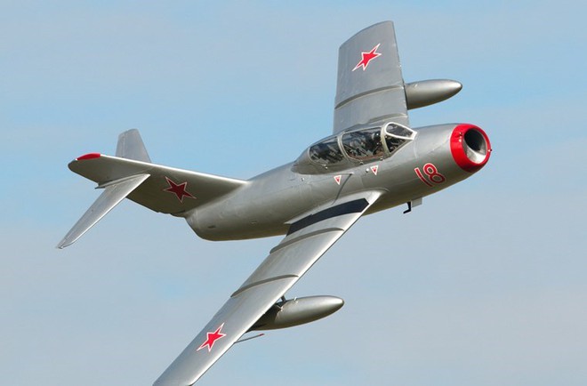 
Một máy bay tiêm kích huấn luyện MiG-15UTI.
