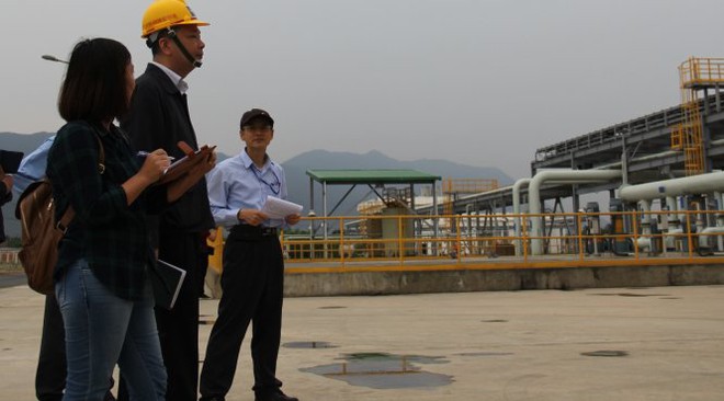 Cán bộ Formosa Hà Tĩnh dẫn PV tham quan khu xử lý nước thải. ẢNh: Tuổi trẻ