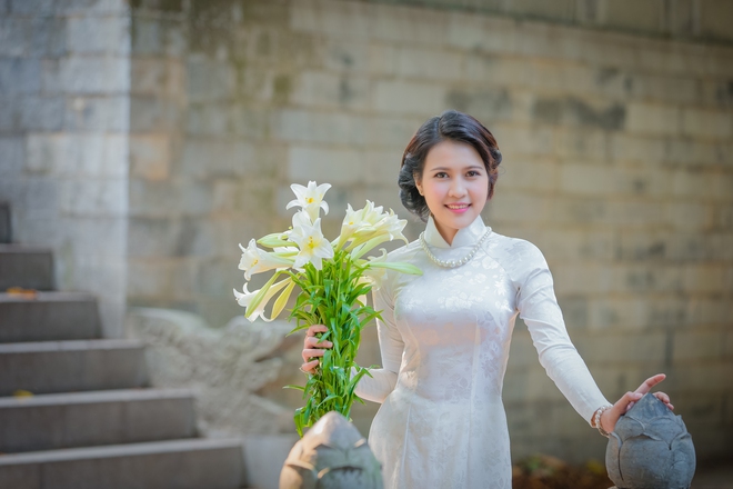 
Nữ du học sinh người Lào xinh đẹp, tinh khôi trong tà áo dài trắng.
