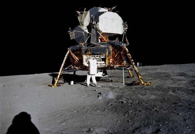 
Neil Armstrong chụp ảnh Buzz Aldrin đang tháo dụng cụ gọi là máy đo địa chấn.
