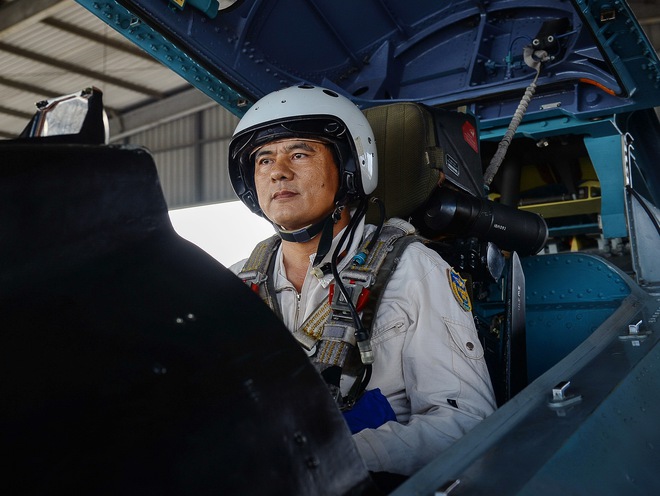 
Đại tá phi công Phan Xuân Tình (Trung đoàn phó - Tham mưu trưởng Trung đoàn KQ 935) trên buồng lái máy bay tiêm kích đa năng Su-30MK2. Ảnh: Tuổi Trẻ.
