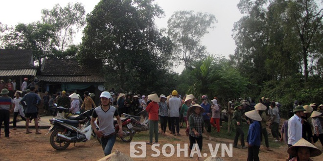 
Hiện trường vụ hàng trăm người dân trong xã Bắc Sơn (huyện Thạch Hà, Hà Tĩnh) do bị kẻ xấu kích động đã tụ tập, kéo nhau đến trụ sở UBND xã này để đập phá vào tháng 4/2014.
