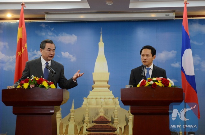 
Ngoại trưởng Vương Nghị đối thoại cùng người đồng cấp bên phía Lào, Saleumxay Kommasith. Ảnh: Tân Hoa Xã
