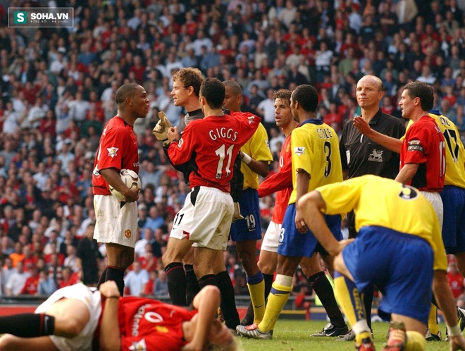 Những trận đấu căng như dây đàn là đặc trưng của cuộc đụng độ Man United và Arsenal mùa giải 2002/03