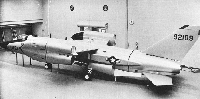 
Mô hình tỷ lệ thật của D-188A/XF-109 dành cho Không quân Mỹ
