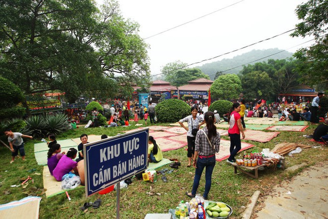 
			Ngay tại biển cấm bán hàng, nhiều tiểu thương đã trải chiếu để cho người dân thuê với giá 10-20.000 đồng/tiếng (Ảnh: Nguyễn Khánh)
			