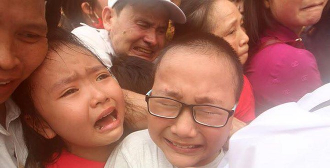 Những cháu nhỏ hoảng sợ, khóc thét vì bị chen lấn (Ảnh: Nguyễn Quốc Khánh)