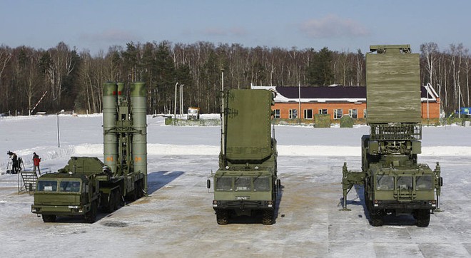 (Từ trái qua phải) Các thành phần của hệ thống S-400: giàn phóng, radar dẫn bắn và radar cảnh báo sớm