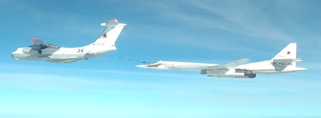 
Máy bay ném bom Tu-160 thực hiện tiếp dầu trên biển Caspi.
