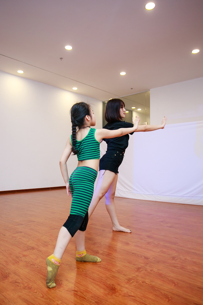 
Hà My theo học dance sport từ năm 6 tuổi. Cô bé được biên đạo Chu Quỳnh Trang đánh giá là có năng khiếu với khiêu vũ và đặc biệt là được trời phú cho gương mặt biểu cảm rất tốt.
