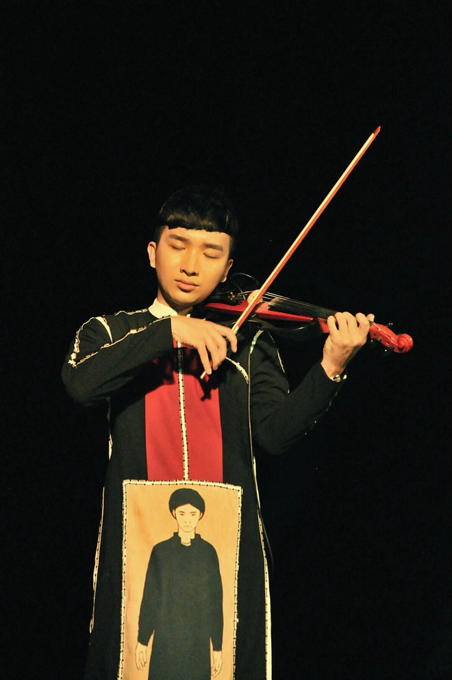 
Hoàng Sơn biểu diễn hết mình trên sân khấu quê ngoại - nơi anh được sinh ra.
