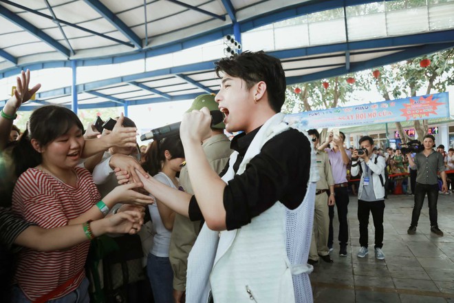 
Noo Phước Thịnh rất được khán giả trẻ hâm mộ.
