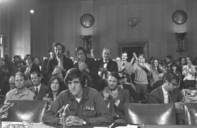 
Ông Kerry trong buổi điều trần phản chiến tại Thượng viện Mỹ năm 1971. Ảnh: NBC

