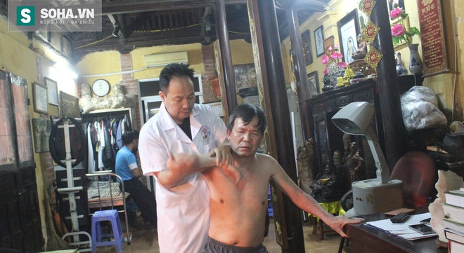 Võ sư Nguyễn Khắc Chương dạy khí công, võ thuật kết hợp với chữa bệnh.