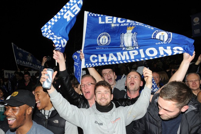 Niềm vui của các CĐV Leicester.