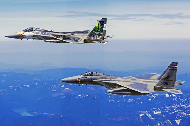 
Hai chiếc F-15C bay trình diễn trên bầu trời tiểu bang Oregon.
