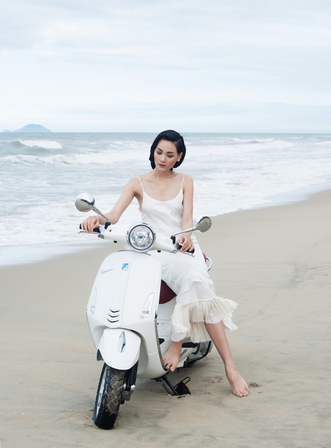 
Váy áo bồng bềnh, Nàng lướt đi trên chiếc xe Vespa kiêu hãnh.. Tưởng chừng như cả thế giới này đang hướng con mắt trầm trồ đến Nàng vậy...
