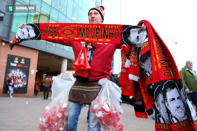 
Fan Man United đã bắt đầu bán khăn in hình Mourinho ở ngoài sân.
