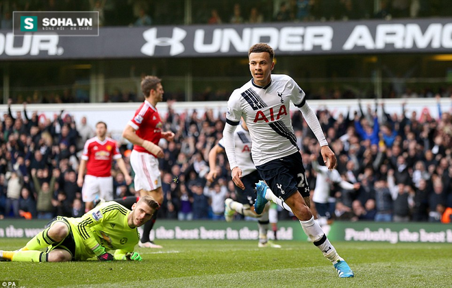 Dele Alli ăn mừng pha mở tỷ số cho Tottenham.