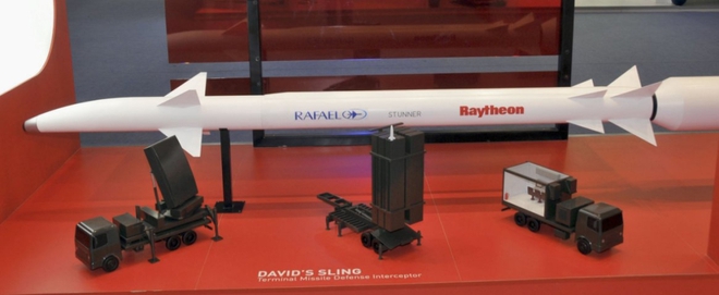 
Tên lửa và mô hình hệ thống tên lửa Davids Sling.
