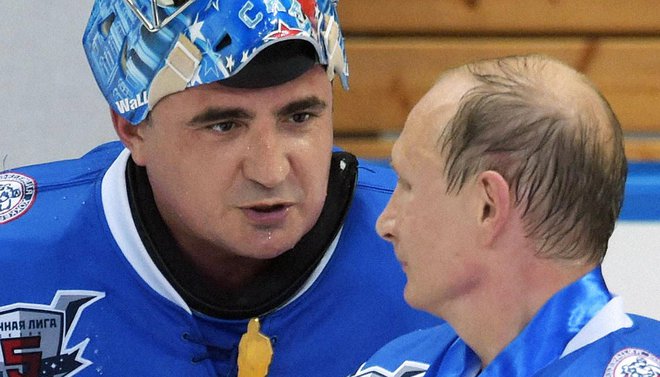 
Alexei Dyumina (trái) trong một trận hockey hữu nghị cùng Tổng thống Putin. Ảnh: Kommersant
