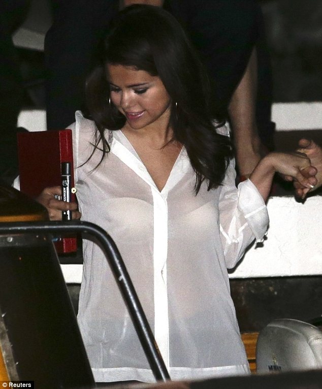 selena-gomez-sexy-khi-den-venice