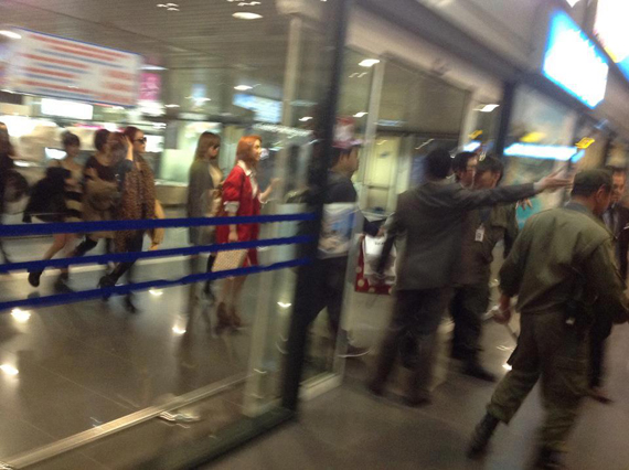 Nhóm nhạc T-ara bị bao vây bởi fan hâm mộ ở sân bay 1