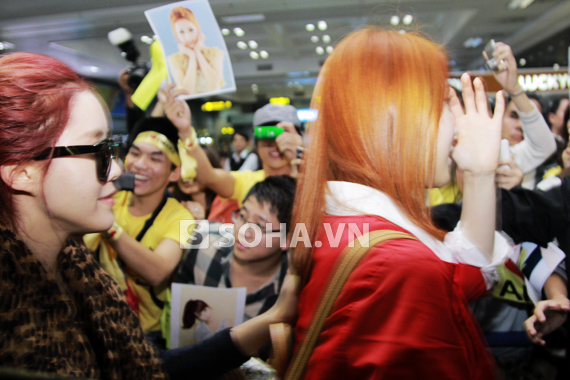 Nhóm nhạc T-ara bị bao vây bởi fan hâm mộ ở sân bay 2