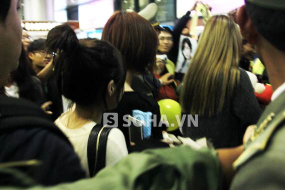 Nhóm nhạc T-ara bị bao vây bởi fan hâm mộ ở sân bay 4