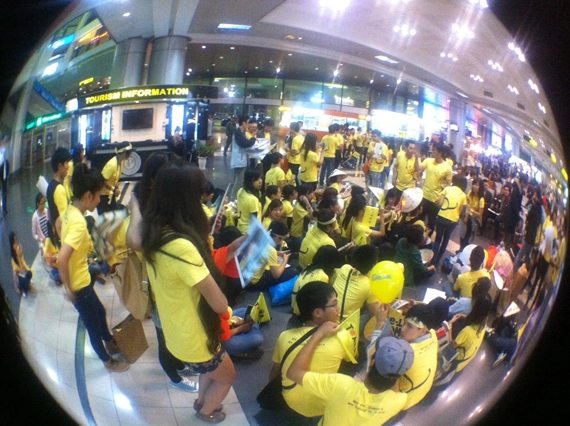 Nhóm nhạc T-ara bị bao vây bởi fan hâm mộ ở sân bay 21