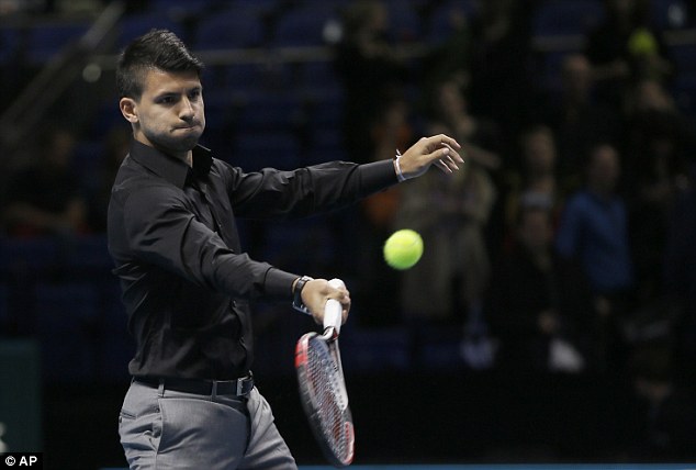 Aguero tập chơi Tennis cùng Del Porto 3