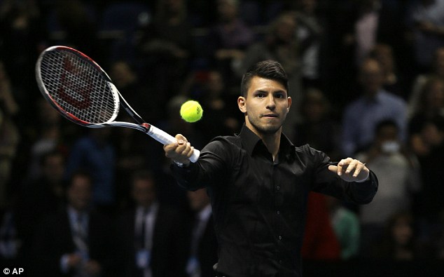 Aguero tập chơi Tennis cùng Del Porto 5