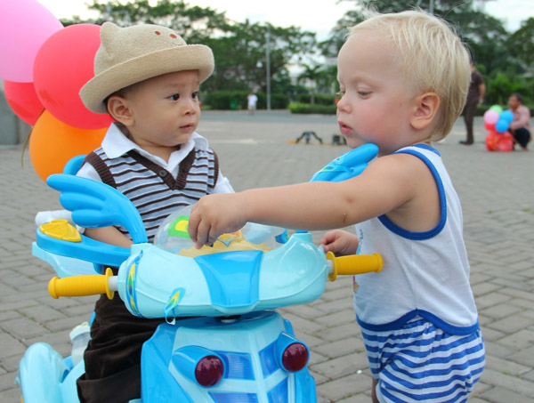 Một cậu bé người nước ngoài lại 'làm quen' với Jacky.