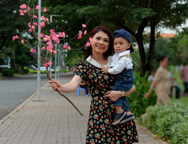 'Búp bê' rất cưng bé, coi như con trai ruột. Bất kỳ chuyến lưu diễn nào Thanh Thảo cũng mua rất nhiều quần áo về làm quà cho Jacky.