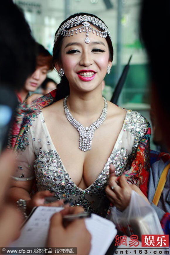 Mẫu nữ Trung Quốc cố tình cúi thấp lộ ngực
