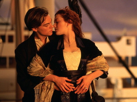 Nụ hôn đầy thổn thức của Jack và Rose trong 