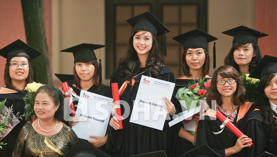 top-5-hhvn-vu-ngoc-anh-rang-ro-ngay-tot-nghiep