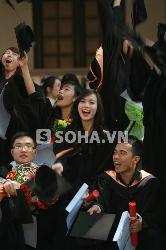 top-5-hhvn-vu-ngoc-anh-rang-ro-ngay-tot-nghiep