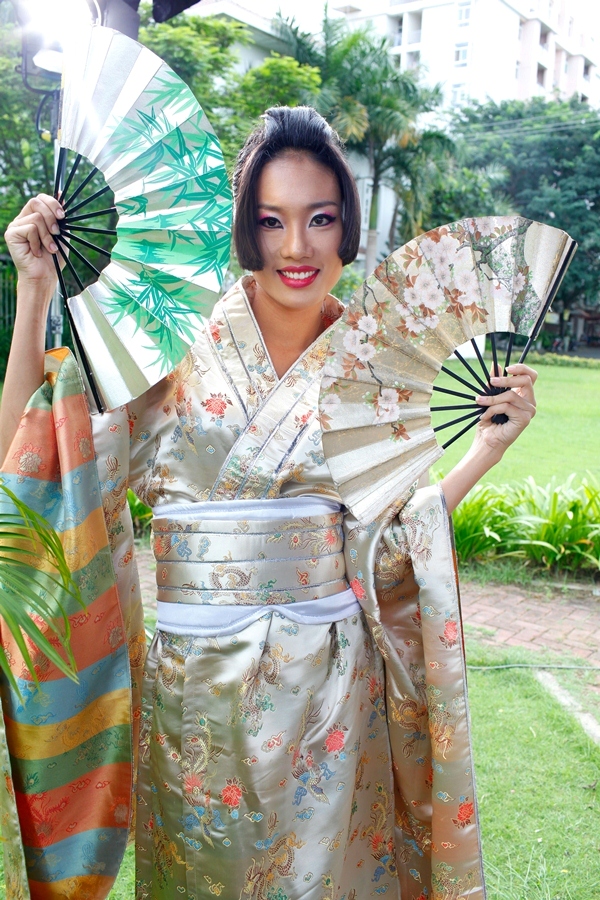 thi-sinh-vietnams-next-top-model-2012-duyen-dang-voi-kimono