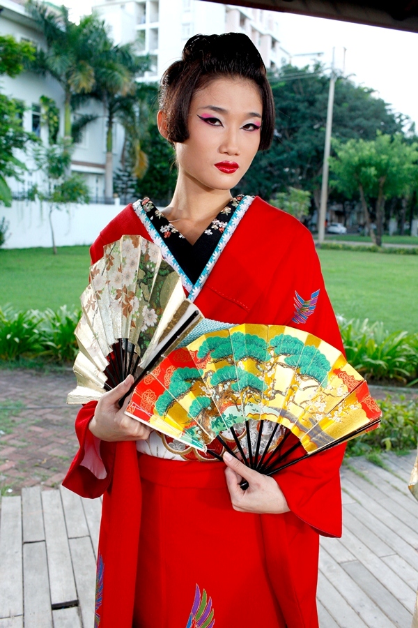 thi-sinh-vietnams-next-top-model-2012-duyen-dang-voi-kimono