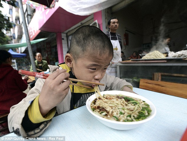 Trở thành kỷ lục gia nhào lộn thế giới ở tuổi lên 7 6