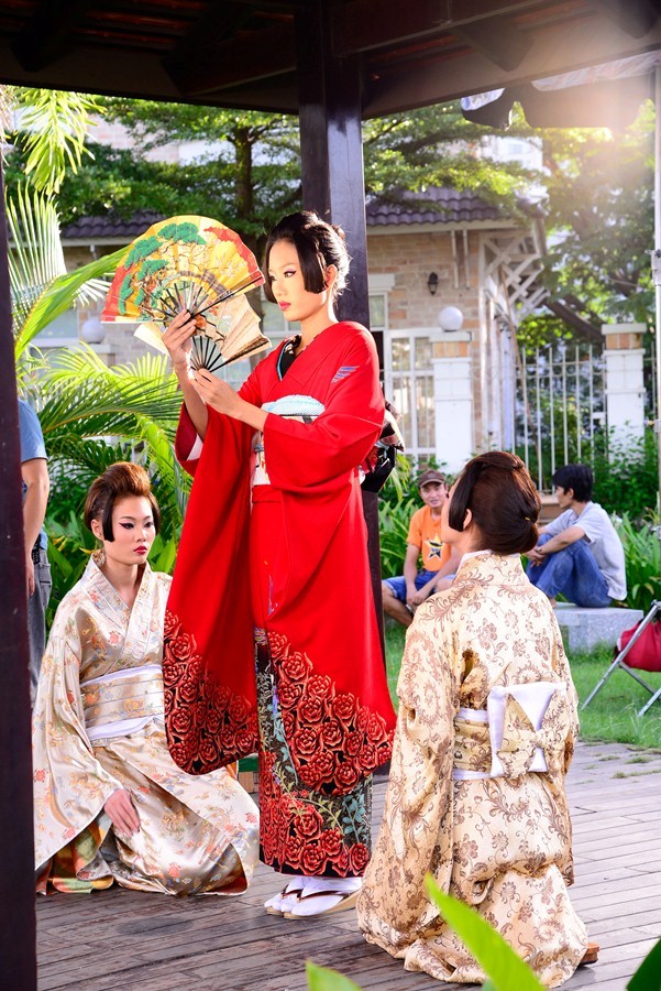 thi-sinh-vietnams-next-top-model-2012-duyen-dang-voi-kimono