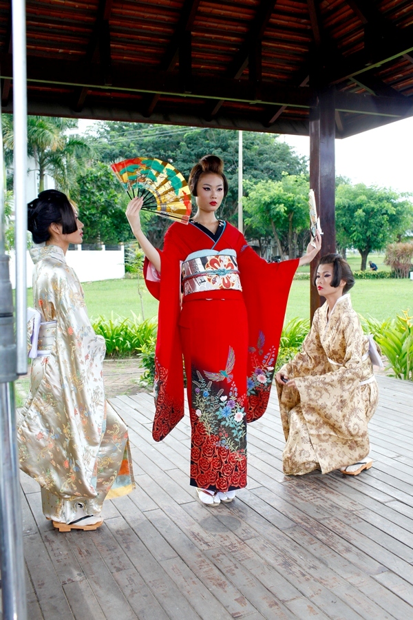 thi-sinh-vietnams-next-top-model-2012-duyen-dang-voi-kimono