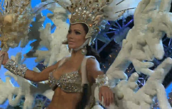 Diễm Hương kiêu sa áo dài tại Miss Universe 2012 10