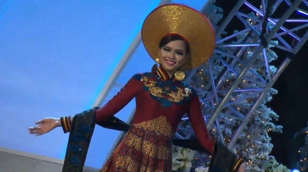 Diễm Hương kiêu sa áo dài tại Miss Universe 2012 2