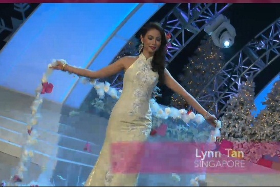 Diễm Hương kiêu sa áo dài tại Miss Universe 2012 18