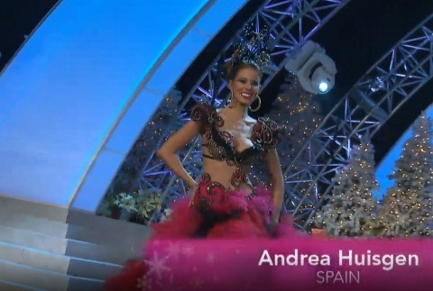 Diễm Hương kiêu sa áo dài tại Miss Universe 2012 19